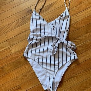 XL Cupshe Black and White Thin Strapped Bathing Suit